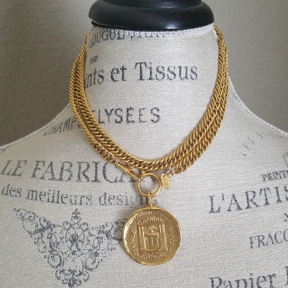 chanel medallion necklace